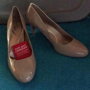 Gorgeous NWT is heel Nude comfortable shoes 👠